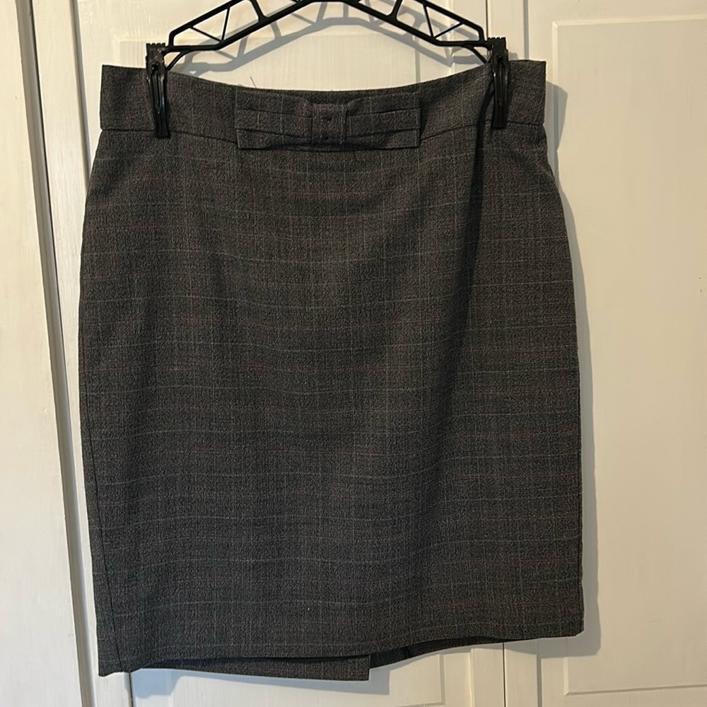 Loft skirt - size 2. Back slit and back zipper